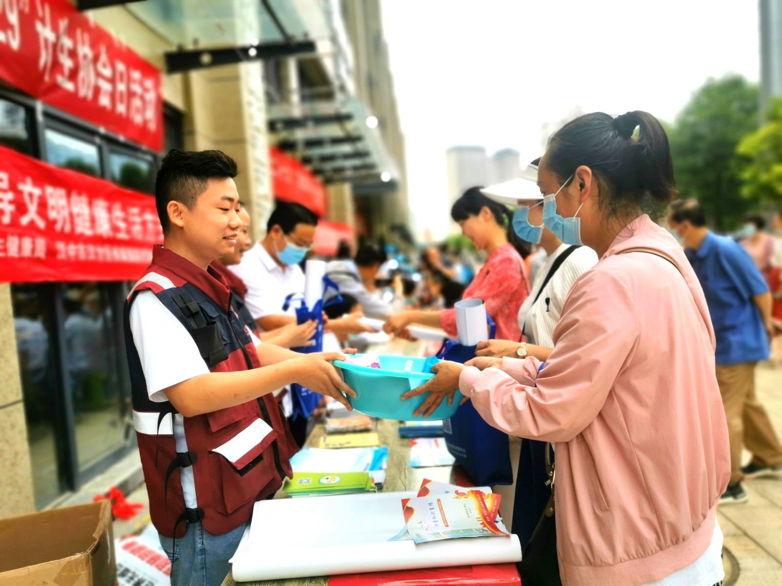 汉台区疾控中心积极参加5.29计生协会会员日宣传活动